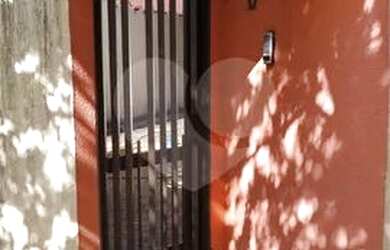 Imagem: A casa possui 4 Dormitórios, 5 Banheiros, 4 Vagas na garagem