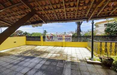 Imagem: A casa possui 3 Dormitórios, 2 Banheiros, 2 Vagas na garagem