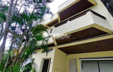 Imagem: A casa possui 4 Dormitórios, 5 Banheiros, 4 Vagas na garagem