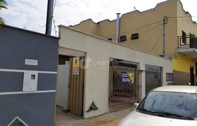 Imagem: A casa possui 2 Dormitórios, 1 Banheiro, 1 Vaga na garagem