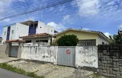 Imagem: A casa possui 3 Dormitórios, 2 Banheiros, 1 Vaga na garagem