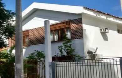 Imagem: A casa possui 4 Dormitórios, 1 Banheiro, 5 Vagas na garagem