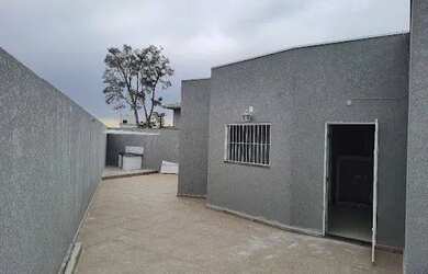 Imagem: A casa possui 3 Dormitórios, 2 Banheiros, 2 Vagas na garagem