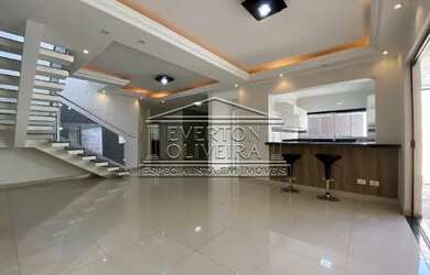 Imagem: A casa possui 3 Dormitórios, 3 Banheiros, 4 Vagas na garagem