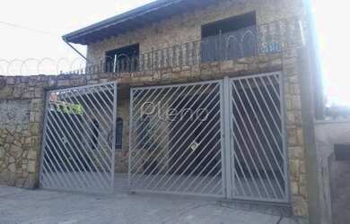 Imagem: A casa possui 4 Dormitórios, 1 Banheiro, 3 Vagas na garagem