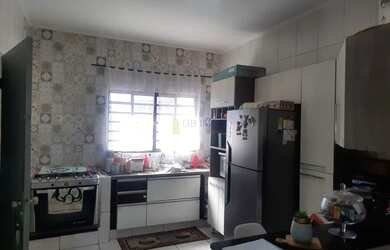 Imagem: A casa possui 4 Dormitórios, 3 Banheiros, 4 Vagas na garagem