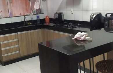 Imagem: A casa possui 3 Dormitórios, 2 Banheiros, 2 Vagas na garagem