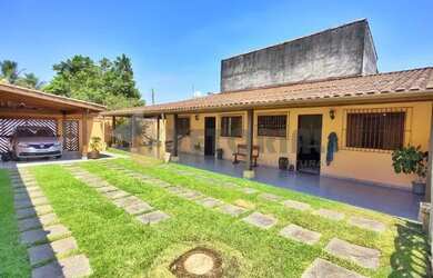 Imagem: A casa possui 3 Dormitórios, 2 Banheiros, 3 Vagas na garagem