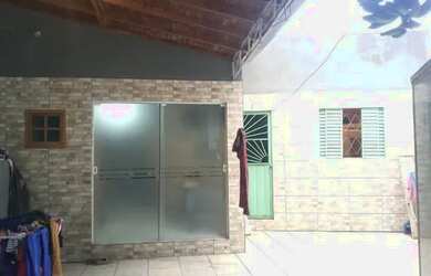 Imagem: A casa possui 2 Dormitórios, 2 Banheiros, 2 Vagas na garagem