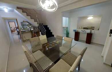 Imagem: A casa possui 3 Dormitórios, 3 Banheiros, 2 Vagas na garagem