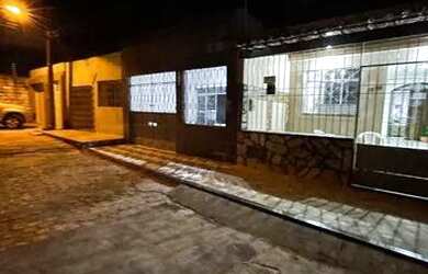 Imagem: A casa possui 3 Dormitórios, 2 Banheiros, 1 Vaga na garagem