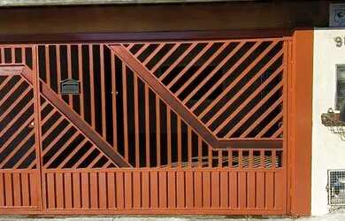 Imagem: A casa possui 2 Dormitórios, 2 Banheiros, 2 Vagas na garagem