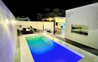 Imagem: A casa possui 3 Dormitórios, 2 Banheiros, 2 Vagas na garagem