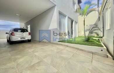 Imagem: A casa possui 3 Dormitórios, 2 Banheiros, 4 Vagas na garagem