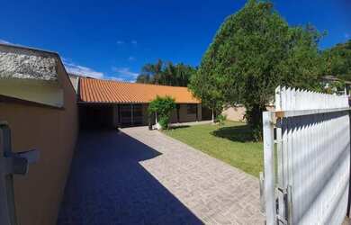 Imagem: A casa possui 3 Dormitórios, 3 Banheiros, 4 Vagas na garagem