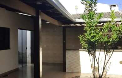 Imagem: A casa possui 3 Dormitórios, 3 Banheiros, 3 Vagas na garagem