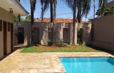 Imagem: A casa possui 4 Dormitórios, 5 Banheiros, 4 Vagas na garagem