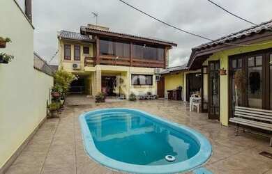 Imagem: A casa possui 4 Dormitórios, 5 Banheiros, 3 Vagas na garagem