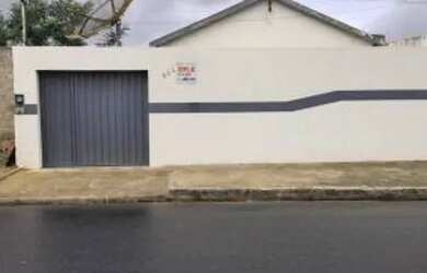 Imagem: A casa possui 3 Dormitórios, 2 Banheiros, 2 Vagas na garagem