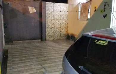 Imagem: A casa possui 3 Dormitórios, 2 Banheiros e 1 Vaga na garagem