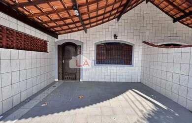 Imagem: A casa possui 2 Dormitórios, 2 Banheiros, 2 Vagas na garagem