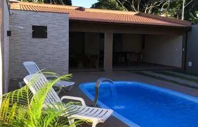 Imagem: A casa possui 4 Dormitórios e 5 Vagas na garagem e está localizado