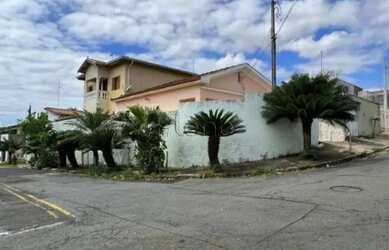 Imagem: A casa possui 5 Dormitórios, 4 Banheiros, 5 Vagas na garagem