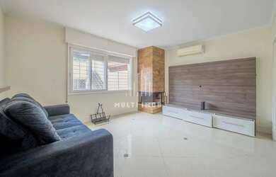 Imagem: A casa possui 4 Dormitórios, 5 Banheiros, 4 Vagas na garagem