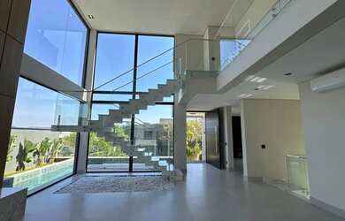 Imagem: A casa em condomínio possui 4 Dormitórios, 2 Banheiros, 5