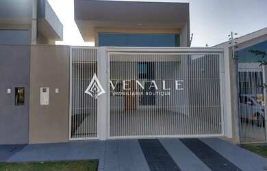 Imagem: A casa possui 3 Dormitórios, 2 Banheiros, 3 Vagas na garagem