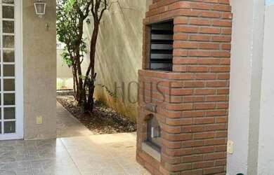 Imagem: A casa em condomínio possui 3 Dormitórios, 2 Banheiros, 2