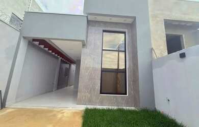 Imagem: A casa possui 3 Dormitórios, 2 Banheiros, 1 Vaga na garagem