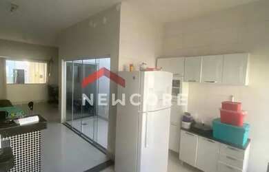 Imagem: A casa possui 3 Dormitórios, 2 Banheiros, 3 Vagas na garagem