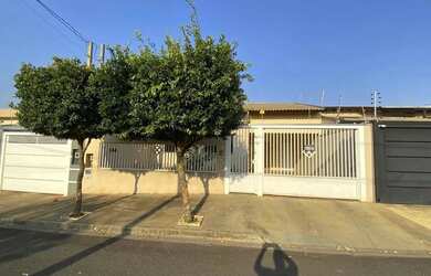 Imagem: A casa possui 3 Dormitórios, 3 Banheiros, 3 Vagas na garagem