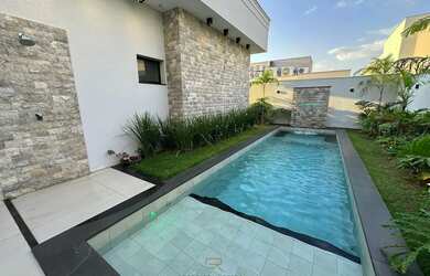 Imagem: A casa em condomínio possui 4 Dormitórios, 2 Banheiros, 4