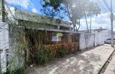 Imagem: A casa possui 4 Dormitórios, 2 Banheiros, 1 Vaga na garagem