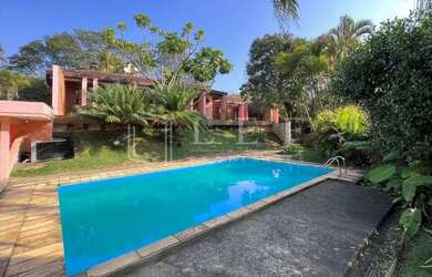 Imagem: A casa possui 4 Dormitórios, 4 Banheiros, 5 Vagas na garagem