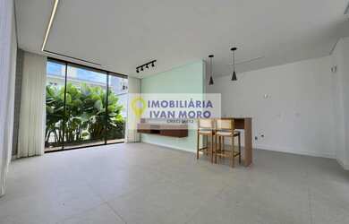 Imagem: A casa possui 3 Dormitórios, 4 Banheiros, 2 Vagas na garagem