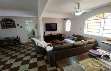 Imagem: A casa possui 4 Dormitórios, 3 Banheiros, 3 Vagas na garagem