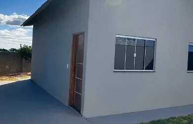 Imagem: A casa possui 2 Dormitórios, 1 Banheiro, 2 Vagas na garagem