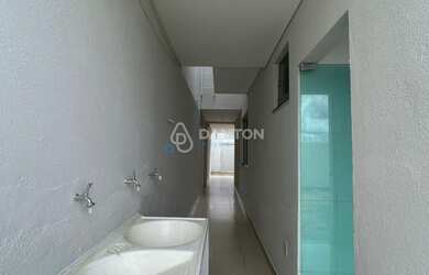 Imagem: A casa possui 3 Dormitórios, 2 Banheiros e 180m² de Área