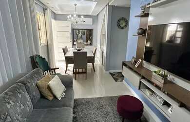 Imagem: A casa possui 3 Dormitórios, 2 Banheiros, 1 Vaga na garagem