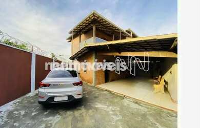 Imagem: A casa possui 4 Dormitórios, 2 Banheiros, 4 Vagas na garagem