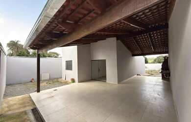 Imagem: A casa possui 3 Dormitórios, 2 Banheiros, 2 Vagas na garagem