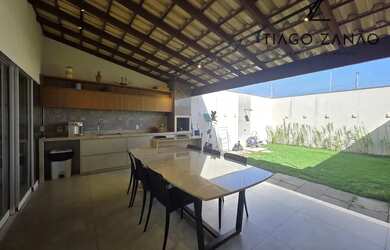 Imagem: A casa possui 3 Dormitórios, 2 Banheiros, 2 Vagas na garagem