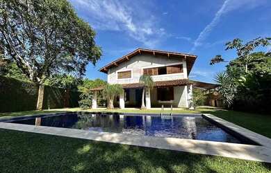 Imagem: A casa possui 4 Dormitórios, 5 Banheiros, 4 Vagas na garagem