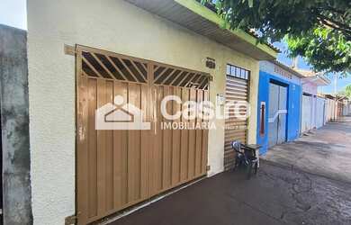 Imagem: A casa possui 2 Dormitórios, 1 Banheiro, 1 Vaga na garagem