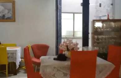 Imagem: A casa possui 3 Dormitórios, 2 Banheiros, 2 Vagas na garagem