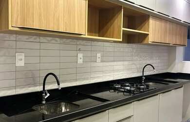 Imagem: O apartamento possui 2 Dormitórios, 1 Banheiro, 1 Vaga na garagem