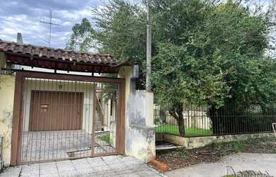 Imagem: A casa possui 3 Dormitórios, 1 Banheiro, 1 Vaga na garagem